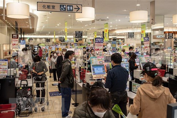 Người dân mua sắm tại một siêu thị ở Tokyo, Nhật Bản. (Ảnh: AFP/TTXVN) Nhật Bản giữ nguyên đánh giá triển vọng kinh tế năm 2021 ảnh 1