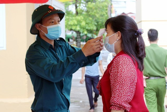 Công nhân được kiểm tra sức khỏe chu đáo trước khi tiêm vaccine COVID-19. (Ảnh: TTXVN) 70% công nhân các khu công nghiệp Quảng Ninh được tiêm vaccine ảnh 1