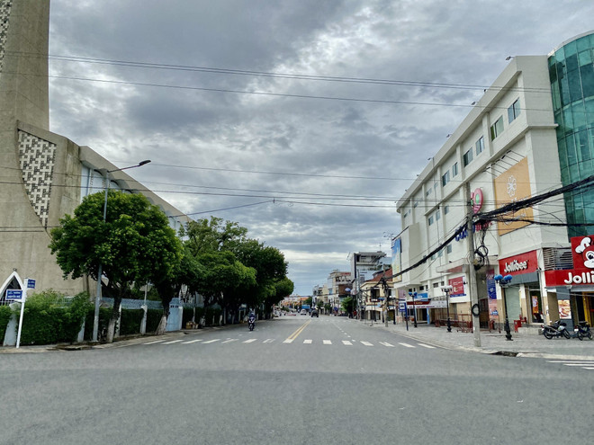 Đường Hùng Vương, thành phố Long Xuyên vắng người và phương tiện trong thời gian tỉnh áp dụng Chỉ thị 16. (Ảnh: Thanh Sang/TTXVN) Kiến nghị giãn cách xã hội thêm 14 ngày ở 19 tỉnh, thành phố phía Nam ảnh 1