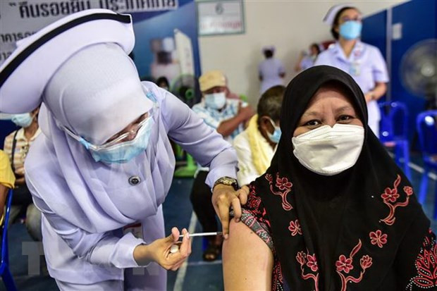 Ảnh minh họa (Nguồn: AFP/TTXVN) Indonesia huy động quân đội gửi thuốc cho các bệnh nhân COVID-19 ảnh 1