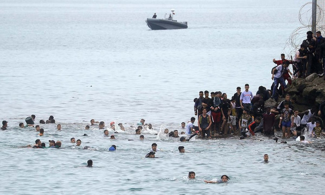 Thêm hàng trăm người tràn vào vùng Melilla của Tây Ban Nha ảnh 1