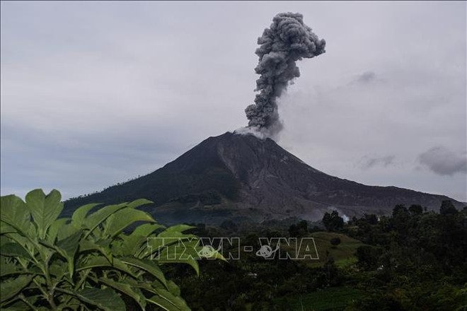 Núi lửa Sinabung tại Indonesia phun cột tro bụi cao 4.500 mét ảnh 1