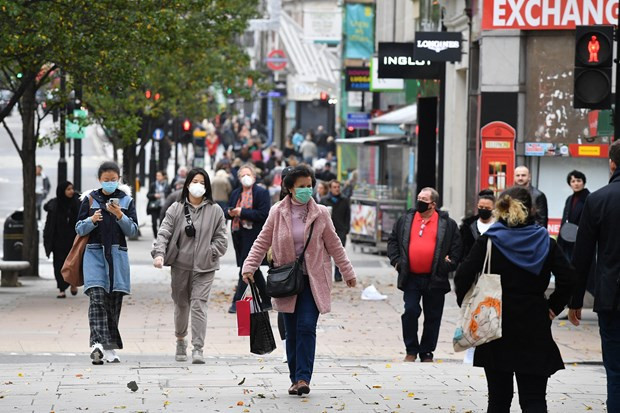 Ảnh minh họa (Nguồn: AFP/TTXVN) Dịch COVID-19: Pháp để ngỏ khả năng tái áp đặt lệnh giới nghiêm ảnh 1