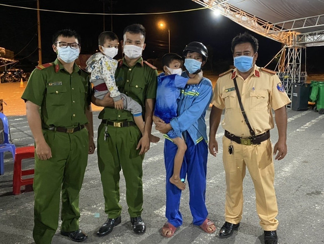 Hai bé trai đi bộ tìm cha đã được công an đưa về an toàn ảnh 1