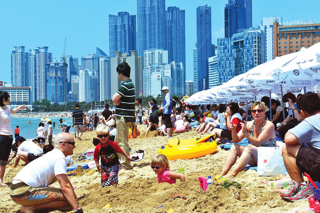 Bãi biển Haeundae.(Ảnh: Reuters) Người dân Hàn Quốc đổ về các bãi biển tránh nóng bất chấp dịch ảnh 1