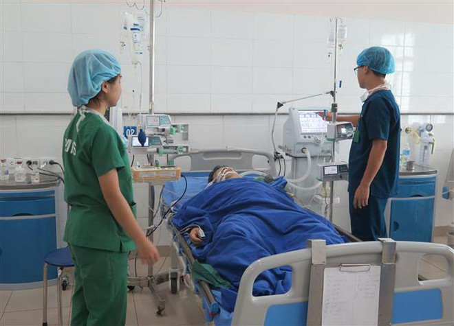 Bệnh nhân Nguyễn Văn Thành đang được điều trị tích cực tại Khoa Gây mê Hồi sức, Bệnh viện Trung ương Thái Nguyên. (Ảnh: Thu Hằng/TTXVN) Vụ trọng án tại Thái Nguyên: Hai nạn nhân đang được tích cực điều trị ảnh 1