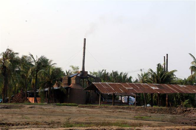 Người dân Bến Tre bức xúc vì hàng trăm lò than gây ô nhiễm môi trường ảnh 1