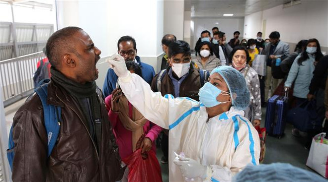 Biến thể Omicron có thể là 'vaccine tự nhiên' giúp chấm dứt COVID-19 ảnh 1