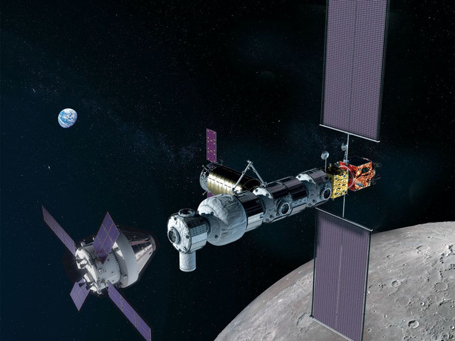 Tàu vũ trụ Orion của NASA (trái) tiếp cận trạm Lunar Gateway. (Nguồn: NASA) Nga thông báo quyết định tham gia dự án trạm vũ trụ với Mỹ ảnh 1