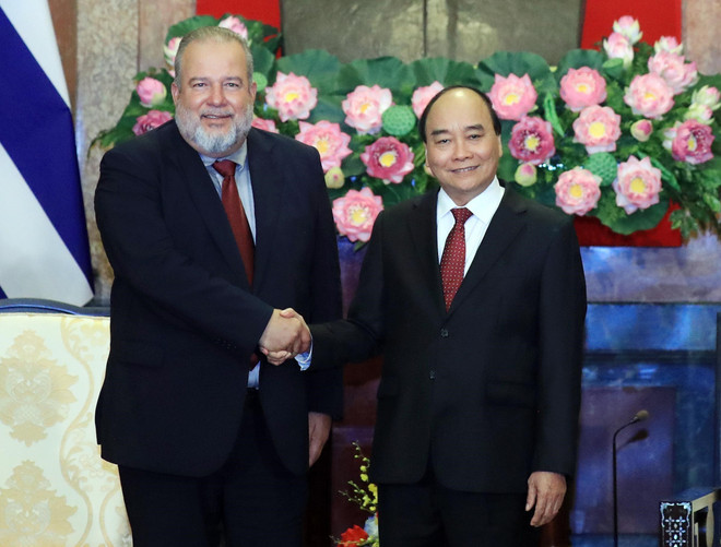 Chủ tịch nước Nguyễn Xuân Phúc và Thủ tướng Cuba Manuel Marrezo Cruz. (Ảnh: Thống Nhất/TTXVN) Hình ảnh Chủ tịch nước Nguyễn Xuân Phúc tiếp Thủ tướng Cuba ảnh 3
