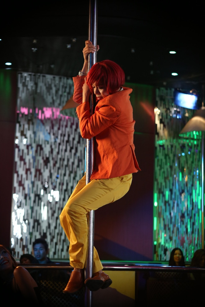 Thái Hòa với tóc hồng bồng bềnh múa cột trong phim hài “Để Hội tính” ảnh 4