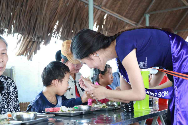 “Cha đẻ” hoa hậu Philippines thị phạm cho top 17 Hoa khôi Áo dài ảnh 5