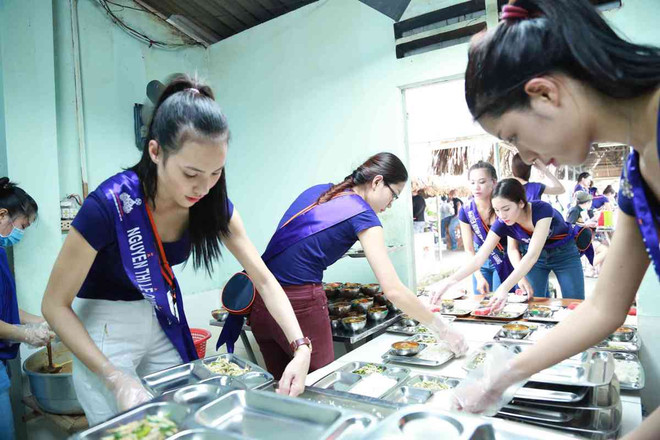 “Cha đẻ” hoa hậu Philippines thị phạm cho top 17 Hoa khôi Áo dài ảnh 6