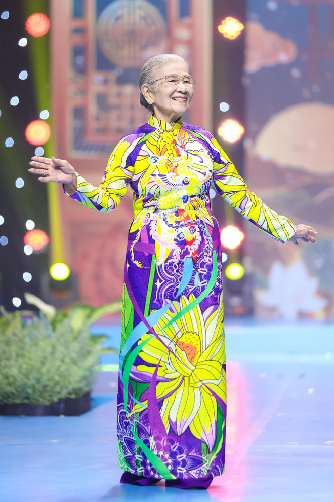 Những đóa hoa rực rỡ trong show thời trang “Lụa nối miền di sản” ảnh 6
