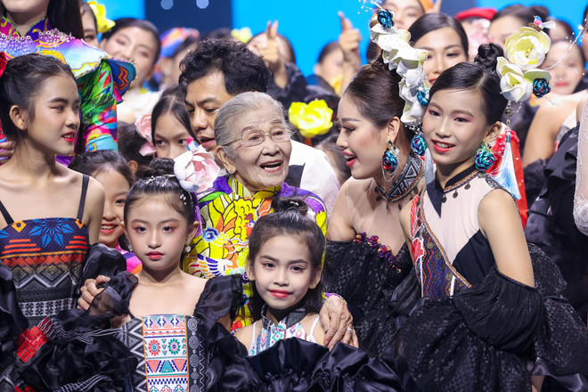 Những đóa hoa rực rỡ trong show thời trang “Lụa nối miền di sản” ảnh 8