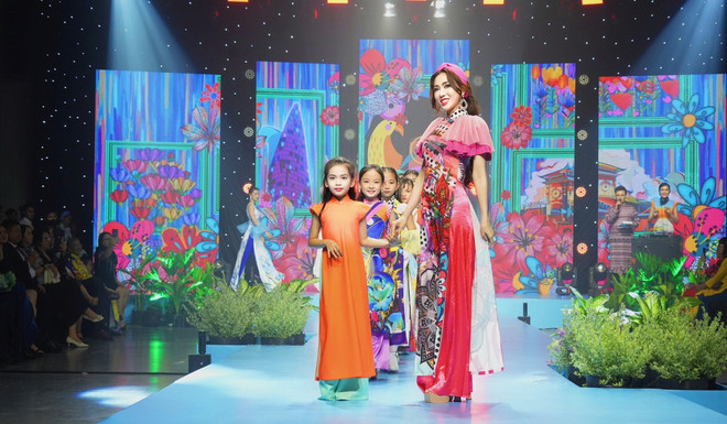 Sắc màu sặc sỡ trong bộ sưu tập áo dài “Dáng lụa xuống phố.” (Ảnh: CTV/Vietnam+) Những đóa hoa rực rỡ trong show thời trang “Lụa nối miền di sản” ảnh 1