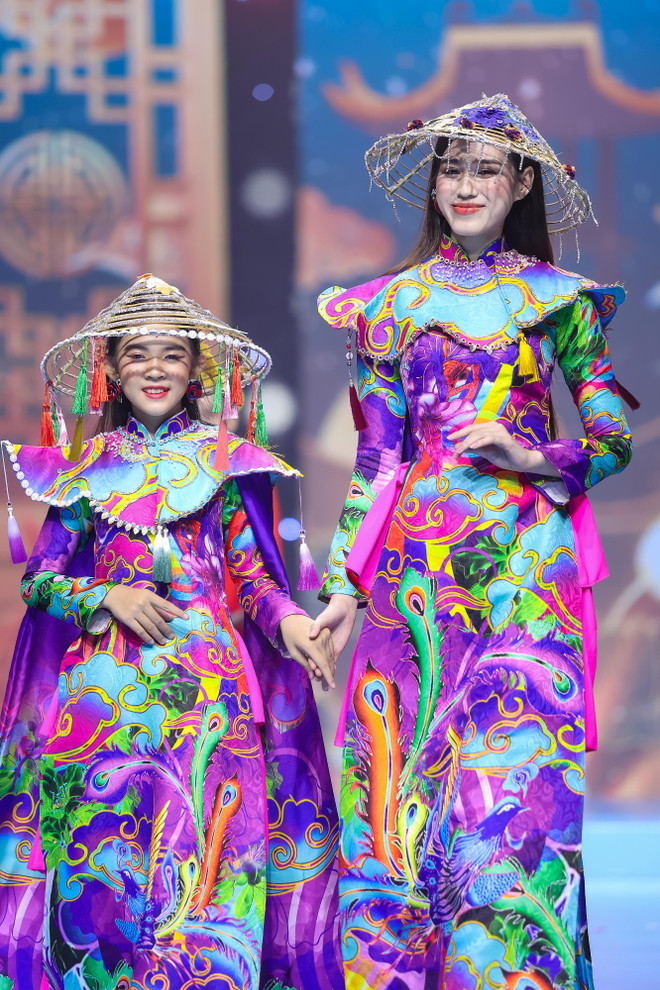 Những đóa hoa rực rỡ trong show thời trang “Lụa nối miền di sản” ảnh 3
