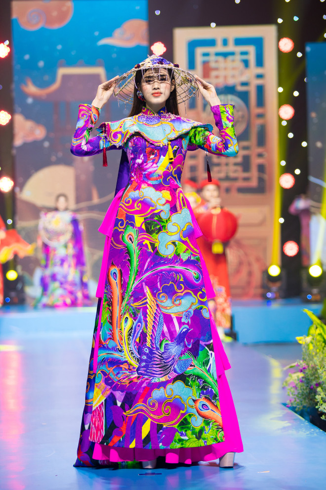 Những đóa hoa rực rỡ trong show thời trang “Lụa nối miền di sản” ảnh 2