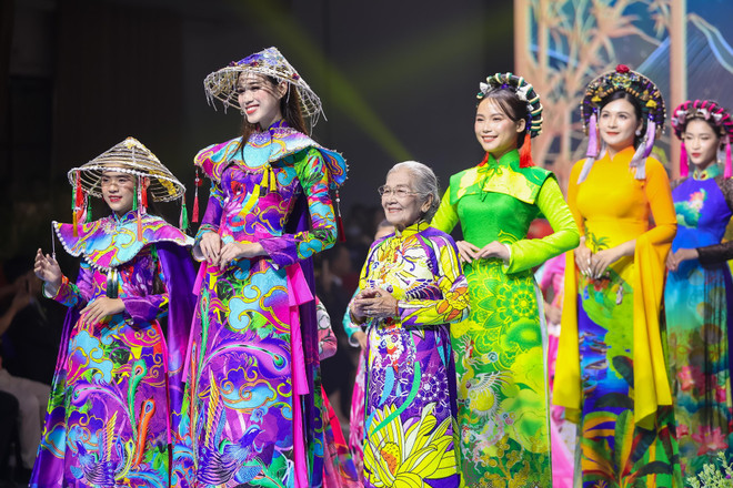 Những đóa hoa rực rỡ trong show thời trang “Lụa nối miền di sản” ảnh 7