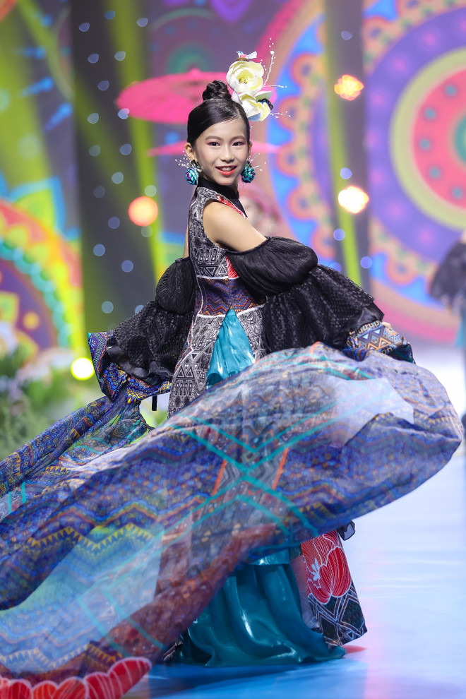 Những đóa hoa rực rỡ trong show thời trang “Lụa nối miền di sản” ảnh 4