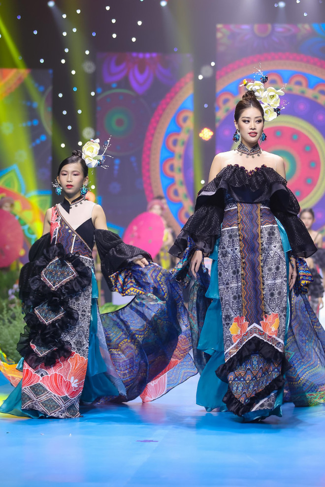 Những đóa hoa rực rỡ trong show thời trang “Lụa nối miền di sản” ảnh 5