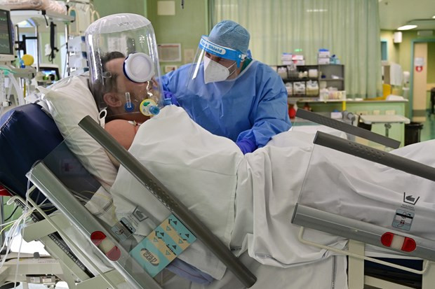 Nhân viên y tế điều trị cho bệnh nhân COVID-19 tại một bệnh viện ở Bergamo, Italy. (Ảnh: AFP/TTXVN) Phụ nữ mắc 'COVID kéo dài' có nhiều triệu chứng hơn nam giới ảnh 1