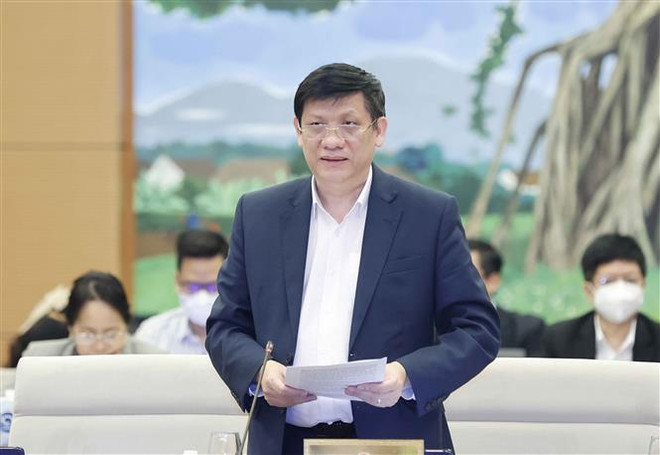 Bộ trưởng Bộ Y tế Nguyễn Thanh Long trình bày tờ trình. (Ảnh: Doãn Tấn/TTXVN) Nâng cao chất lượng dịch vụ y tế theo hướng công bằng, hiệu quả ảnh 2
