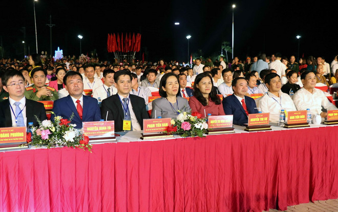 Các đại biểu tham dự chương trình. (Ảnh: Trần Trang/TTXVN) ttxvn_huyen dinh hoa 2.jpg