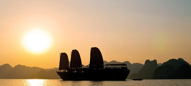 Hoàng hôn trên Vịnh Hạ Long. (Ảnh: CTV) ‘Why Not Vietnam?’: Hình ảnh Việt Nam xuất hiện ấn tượng trên CNN ảnh 1