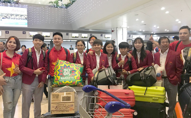 [Photo] Đội tuyển bóng đá nam và nữ làm thủ tục chuẩn bị về nước ảnh 1