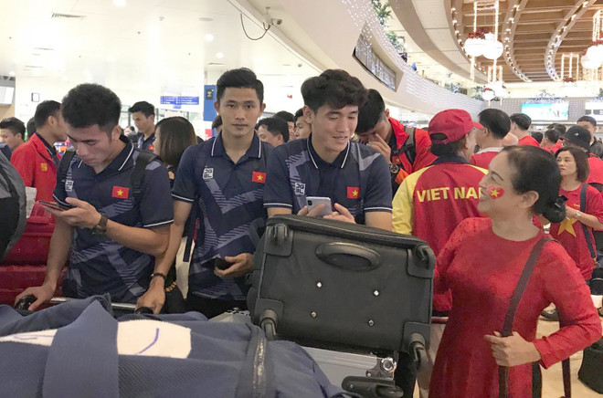 [Photo] Đội tuyển bóng đá nam và nữ làm thủ tục chuẩn bị về nước ảnh 4