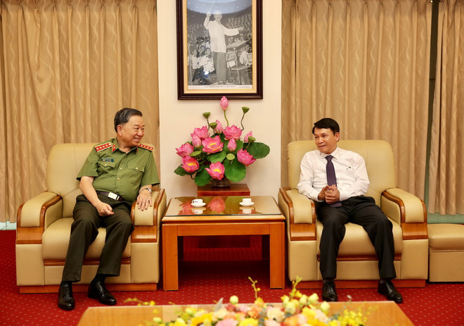 Giao lưu điển hình tiên tiến Công an nhân dân và các nhà báo TTXVN ảnh 2