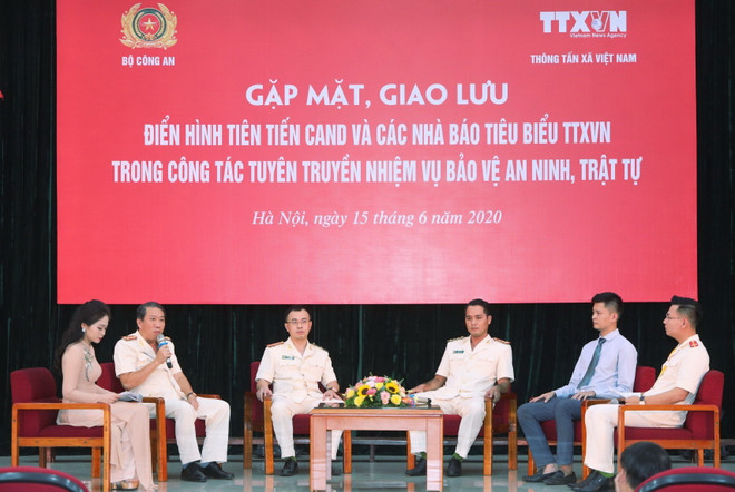 Giao lưu điển hình tiên tiến Công an nhân dân và các nhà báo TTXVN ảnh 1