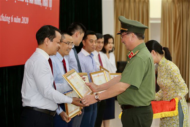 Giao lưu điển hình tiên tiến Công an nhân dân và các nhà báo TTXVN ảnh 4