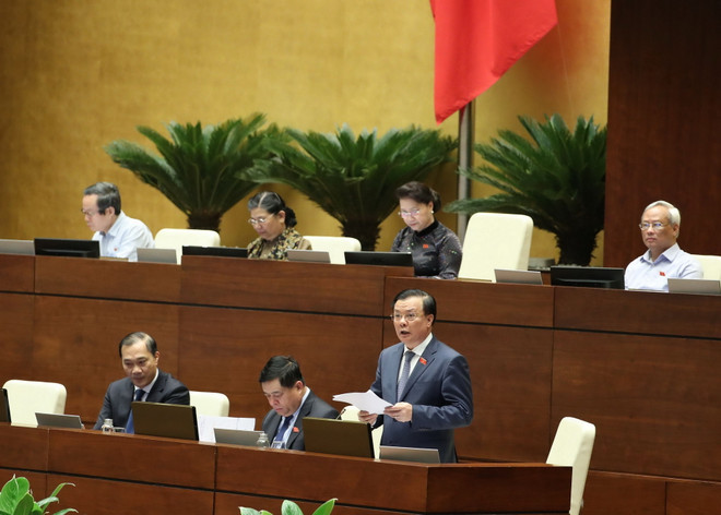 Bộ trưởng Bộ Tài chinh Đinh Tiến Dũng giải trình một số vấn đề Đại biểu Quốc hội nêu. (Ảnh: TTXVN) Đẩy mạnh thu hút vốn đầu tư nước ngoài để thúc đẩy tăng trưởng ảnh 1