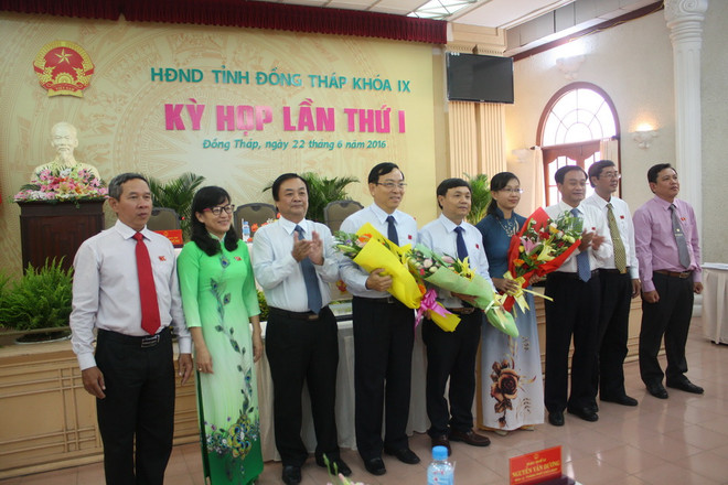 Chủ tịch và các Phó Chủ tịch Hội đồng Nhân dân tỉnh Đồng Tháp khóa IX. (Ảnh: Huỳnh Phúc Hậu/TTXVN) Ông Phan Văn Thắng được bầu làm Chủ tịch HĐND tỉnh Đồng Tháp ảnh 1
