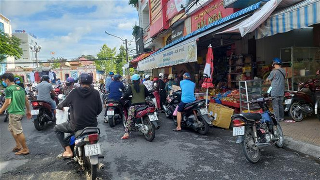 Người dân Bến Tre tập trung mua hàng thiết yếu dự trữ trong những ngày giãn cách. (Ảnh: Huỳnh Phúc Hậu/TTXVN) Triển khai nhiều biện pháp quyết liệt để phòng, chống dịch COVID-19 ảnh 2