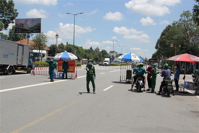 Bình Dương: Điều tra vụ cán bộ chốt kiểm soát dịch chiếm đoạt tài sản ảnh 1
