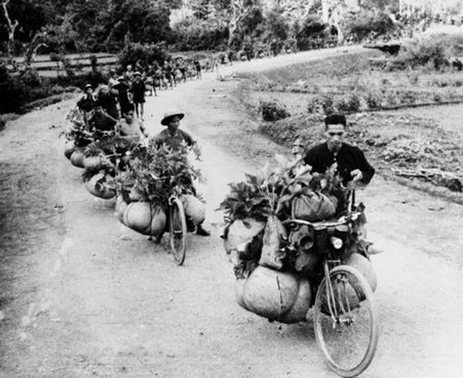 Công tác dân vận trong chiến dịch Điện Biên Phủ 1954 đã vận động được hơn 2 vạn dân công xe thồ ngày đêm vận chuyển lương thực, đạn dược lên mặt trận. (Ảnh: Tư liệu TTXVN) ttxvn_dien bien phu 3.jpg