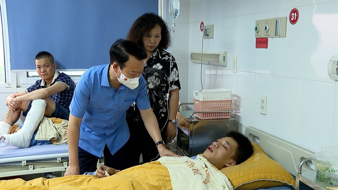 Bí thư Tỉnh ủy Yên Bái Đỗ Đức Duy thăm hỏi nạn nhân đang điều trị tại Bệnh viện Đa khoa tỉnh Yên Bái. (Ảnh: Tuấn Anh/TTXVN) ttxvn_xi mang yen bai 2.jpg