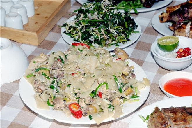 Đến Sơn La, thưởng thức những món ăn độc đáo chế biến từ hoa ban ảnh 1