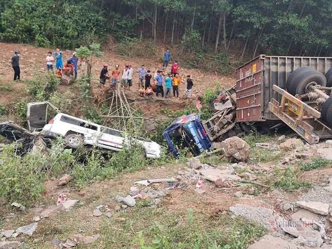 Quảng Trị: Xe container mất phanh lao vào 4 ôtô khác trên Quốc lộ 9 ảnh 1