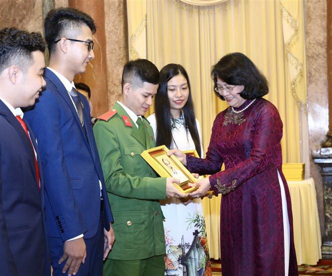 Phó Chủ tịch nước gặp mặt sinh viên tiêu biểu đạt giải Sao Tháng Giêng ảnh 2