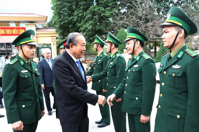 Phó Thủ tướng Thường trực Chính phủ Trương Hòa Bình thăm, chúc Tết cán bộ, chiến sỹ Đồn Biên phòng Cửa khẩu Quốc tế Thanh Thủy, huyện Vị Xuyên. (Ảnh: Minh Tâm/TTXVN) Phó Thủ tướng Trương Hòa Bình thăm và tặng quà Tết tại Hà Giang ảnh 1