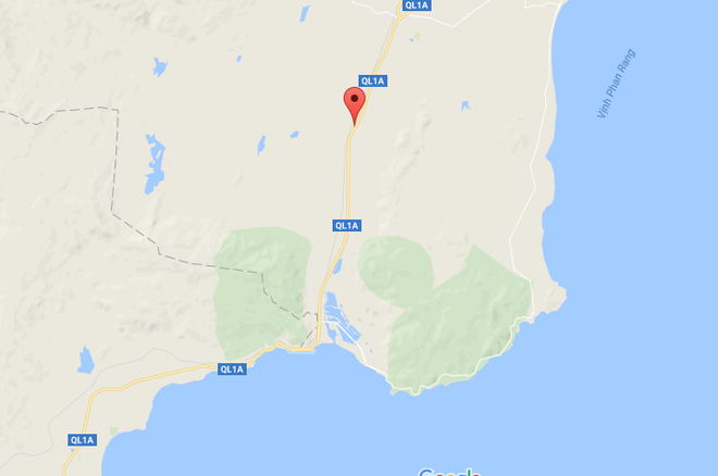 Xe tải mất lái lao xuống sông Dinh, hai người bị thương nặng ảnh 1