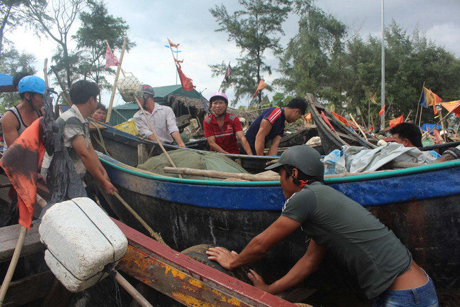 Sóng lớn, hàng chục tàu cá của ngư dân Quảng Bình bị đánh chìm ảnh 1