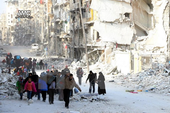 Người dân Syria sơ tán khỏi khu vực phía đông thành phố Aleppo ngày 29/11. (Nguồn: EPA/TTXVN) Syria: Gần 150 dân thường được sơ tán khỏi khu vực Đông Aleppo ảnh 1