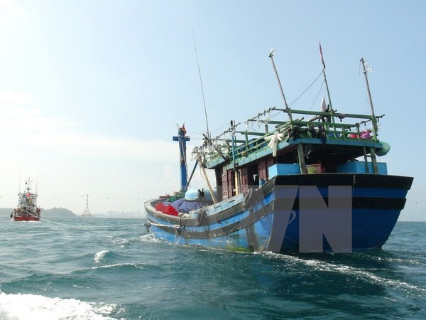 Lai dắt một tàu cá gặp nạn. (Ảnh minh họa: Nguyên Lý/TTXVN) Bốn ngư dân Quảng Ngãi mất tích khi đang khai thác trên biển ảnh 1