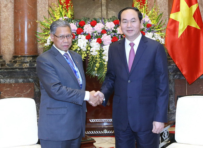 Chủ tịch nước Trần Đại Quang tiếp ông Datuk Seri Mustapa Mohamed, Bộ trưởng Ngoại thương và Công nghiệp Malaysia đang thăm và làm việc tại Việt Nam. (Ảnh: Nhan Sáng/TTXVN) Việt Nam-Malaysia hướng tới kim ngạch thương mại 15 tỷ USD ảnh 1