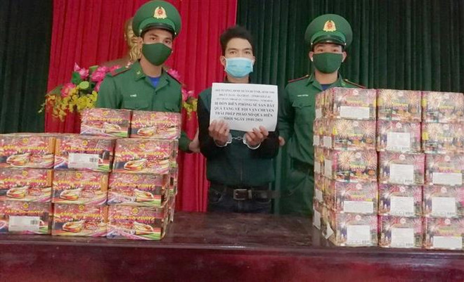 Đối tượng Đinh Xuân Huỳnh và tang vật vụ án. (Ảnh: TTXVN phát) Tạm giữ hình sự các đối tượng vận chuyển, đốt pháo trái phép ảnh 2